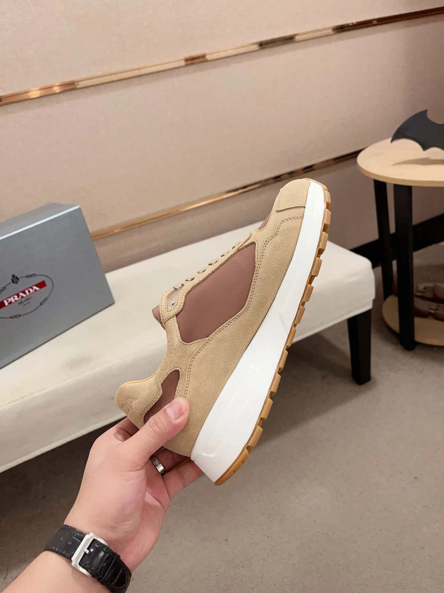 Men's Men's Shoes 💰 580💰 ✔️✔️✔️High-quality new PRADA (Prada) counters are launched simultaneously. The new men's shoes and 😘fabric are made of selected first-layer cowhide and technological glue-spraying technology. Lining: Full cowhide lining. 👍🏿High-end☄️Open-molded non-slip rubber outsole, exquisite lines, simple and elegant, comfortable and high-end for leisure travel. Code number: 38 to 44 (can be customized to 45, non-refundable!